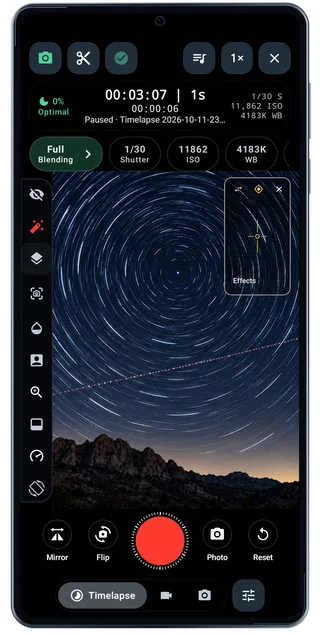 TimeLapsed Android: Camera timelapse paused, with an illustrated camera scene beneath the captured controls